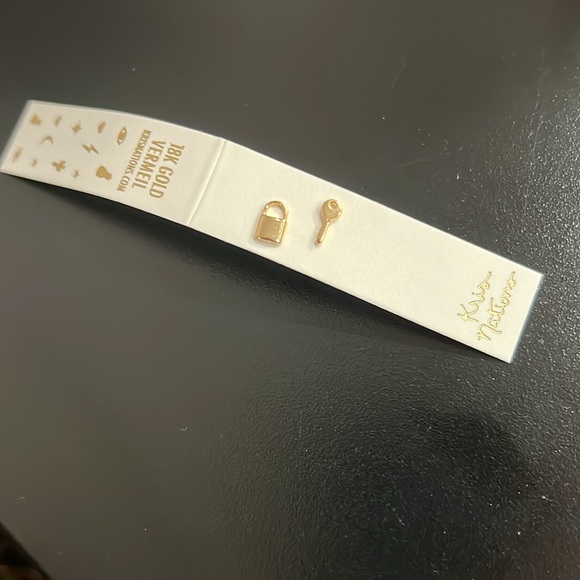 Kiss Nature Gold Lock Earring - Picture 3 of 3